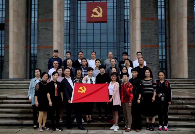 10月20日,中行海宁皮革城支行党支部与中国皮革城经营户党支部、经营管理公司党支部联合组织了不忘初心、重温入党誓言党日主题,支行党员与皮革城市场的党员经营户一起来到了中国共产党诞生地--嘉兴南湖,参观了南湖革命纪念馆、瞻仰了红船,在红船边、在鲜艳的党旗下重温了入党誓言。 当天中国皮革城党委和海宁支行党总支还为海宁皮革城支行 皮革城党员经营户联系点授牌。海宁皮革城支行皮革城党员经营户联系点是支行党支部与中国皮革城经营管理公司党支部、经营户党支部三方党建共建的一个平台,通过这一个良好平台的建立,
