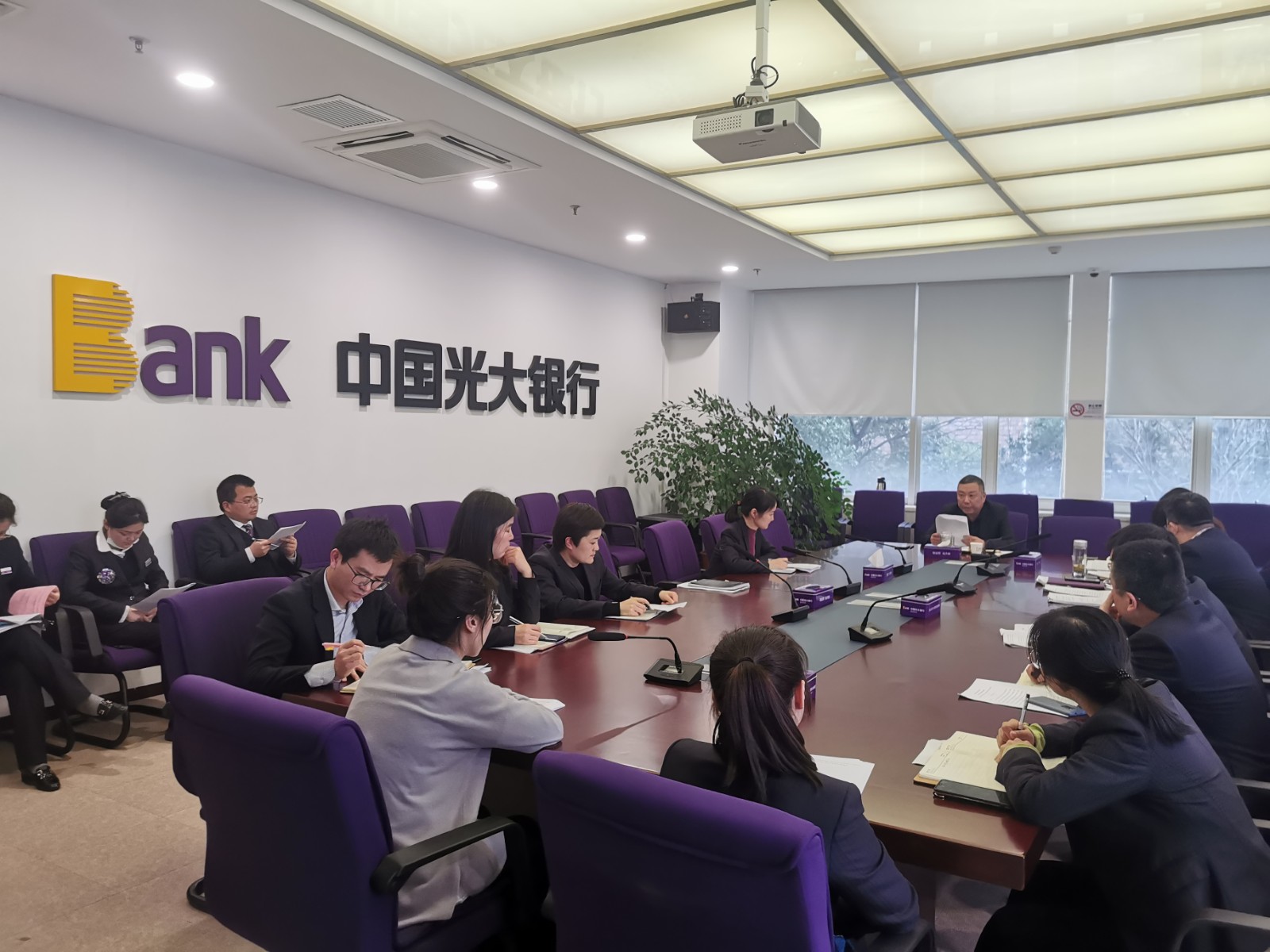 会上,光大银行杭州萧山支行行长带领大家学习了刘金行长在中国光大