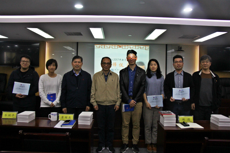 胡德等领导及201 -201 年入职的1 名新员工与其导师参加仪式.