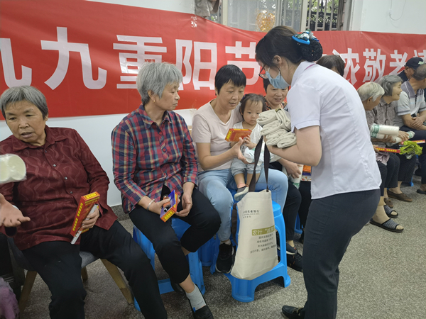 农行绍兴柯桥支行：“适老化”金融服务温暖“银发族”2_副本.jpg