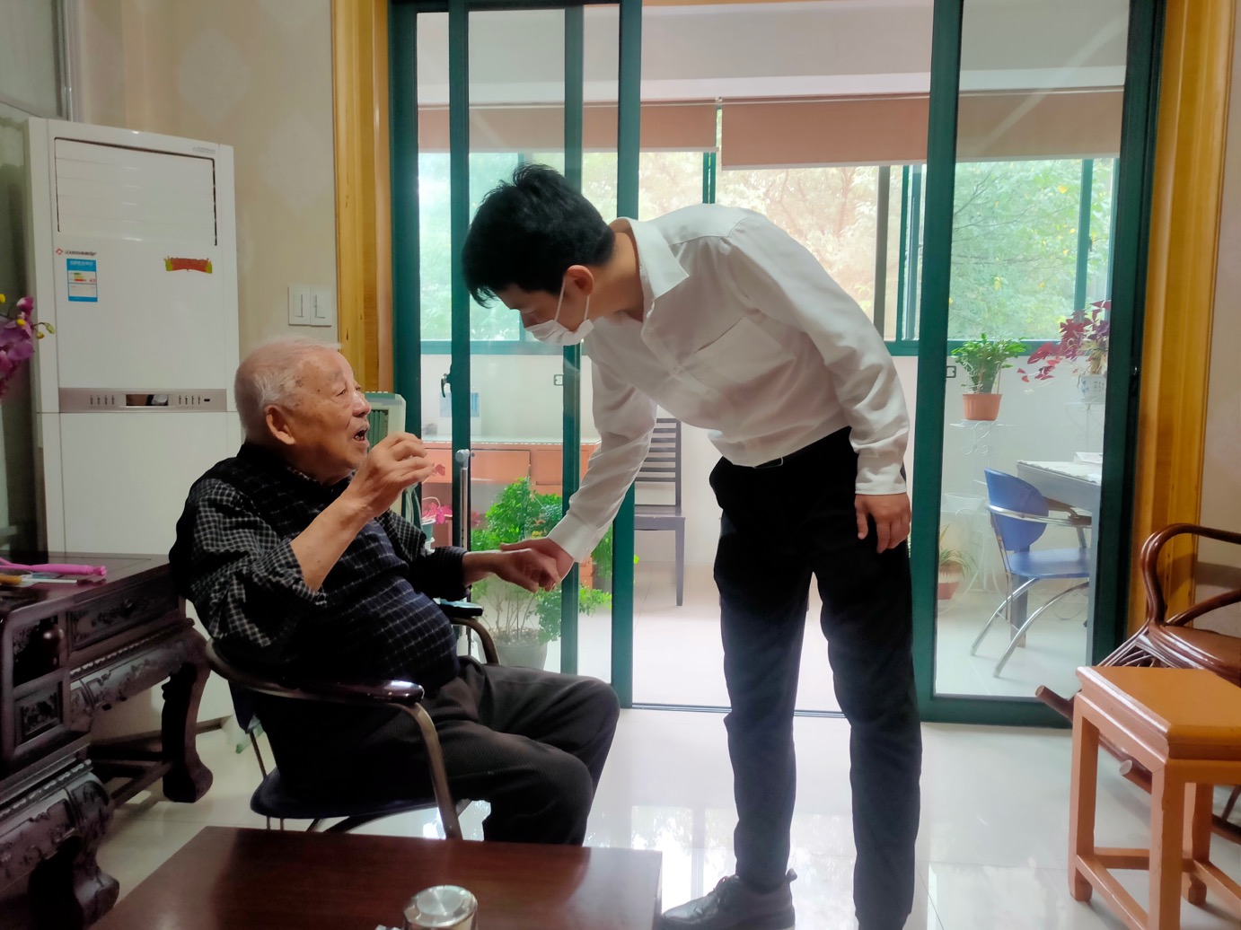 我为群众办实事 杭州分行辖属富阳支行慰问抗美援朝老兵.jpg