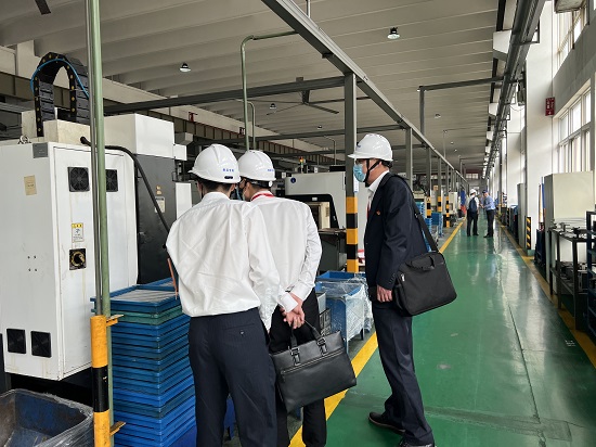 审批人、产品经理、客户经理组成的“铁三角”队伍走访科技企业.jpg