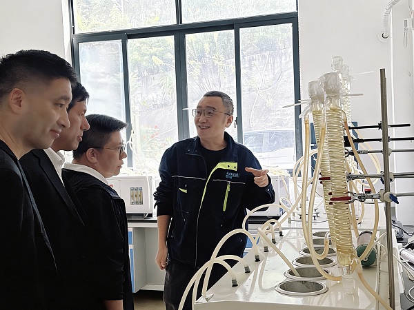 1770363020800066.png 图为客户向我行员工介绍厂区设备 绍兴分行吕卓婷摄.png